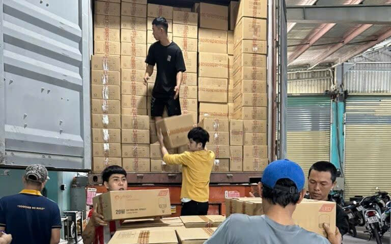 Sinh Viên Vật Vã Mưu Sinh Dịp Tết Nguyên Đán: Những Câu Chuyện Đầy Gian Nan