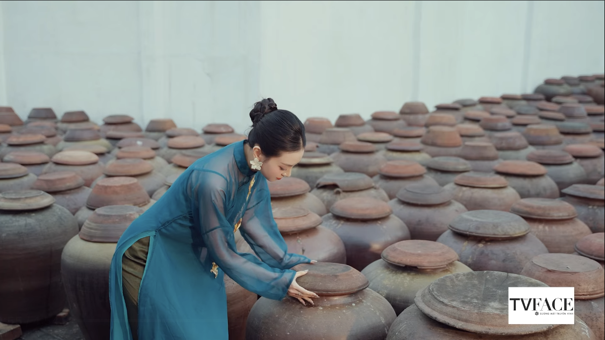 Nữ sinh Ng&acirc;n h&agrave;ng Đỗ Th&ugrave;y Linh g&acirc;y ch&uacute; &yacute; tại Miss World Vietnam 2025 - Ảnh 4.