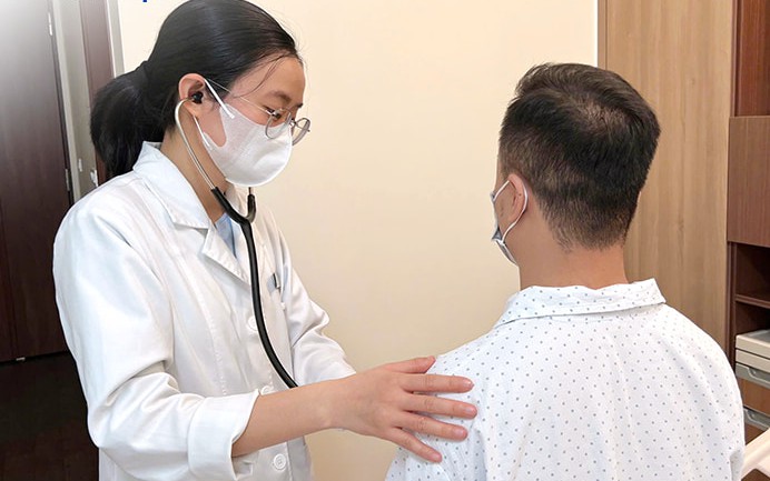 Nam thanh niên 32 tuổi nhập viện cấp cứu sau bữa tiệc tất niên với hải sản
