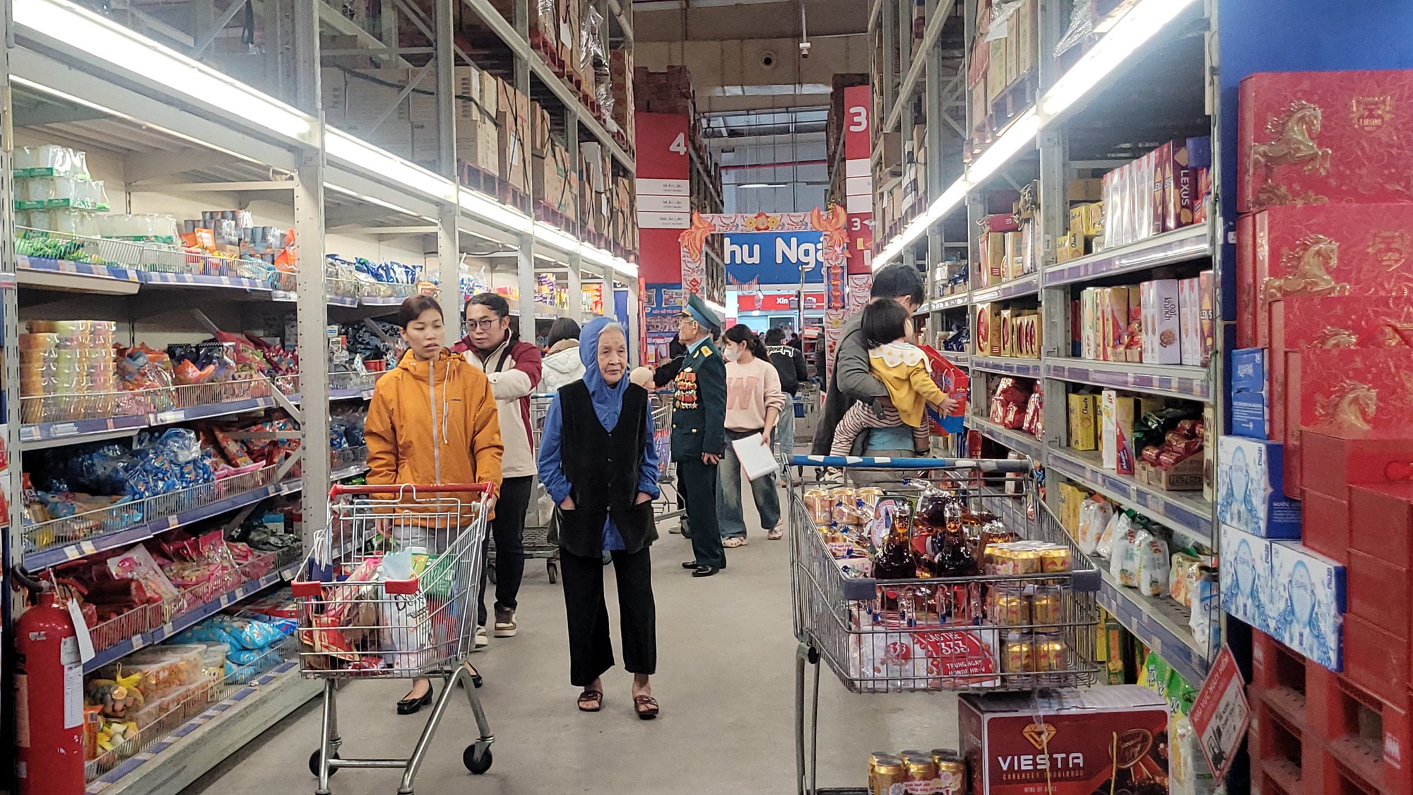 Khuyến mại si&ecirc;u thị tăng nhiệt dịp cận Tết , người ti&ecirc;u d&ugrave;ng h&agrave;o hứng mua sắm - Ảnh 11.