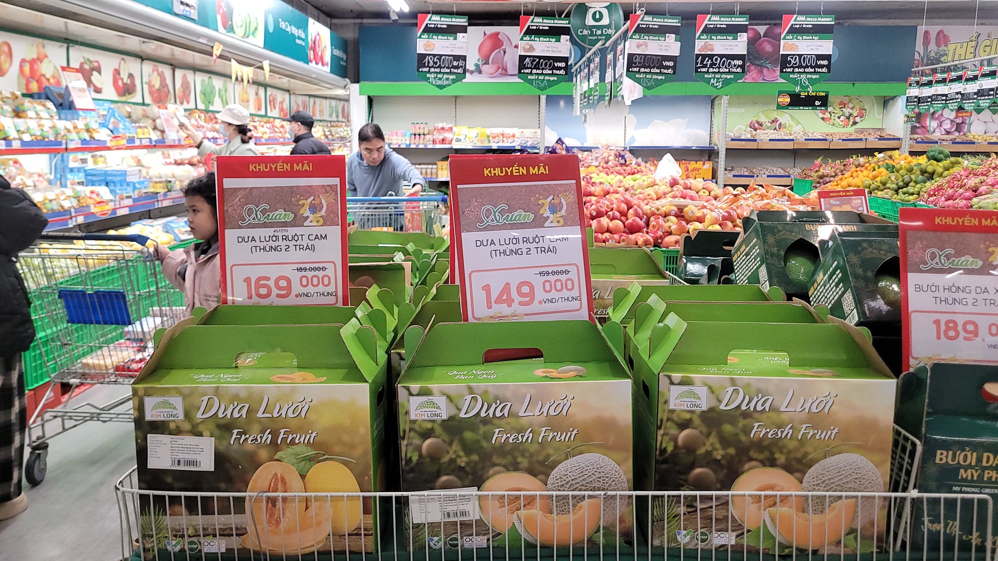 Khuyến mại si&ecirc;u thị tăng nhiệt dịp cận Tết , người ti&ecirc;u d&ugrave;ng h&agrave;o hứng mua sắm - Ảnh 12.