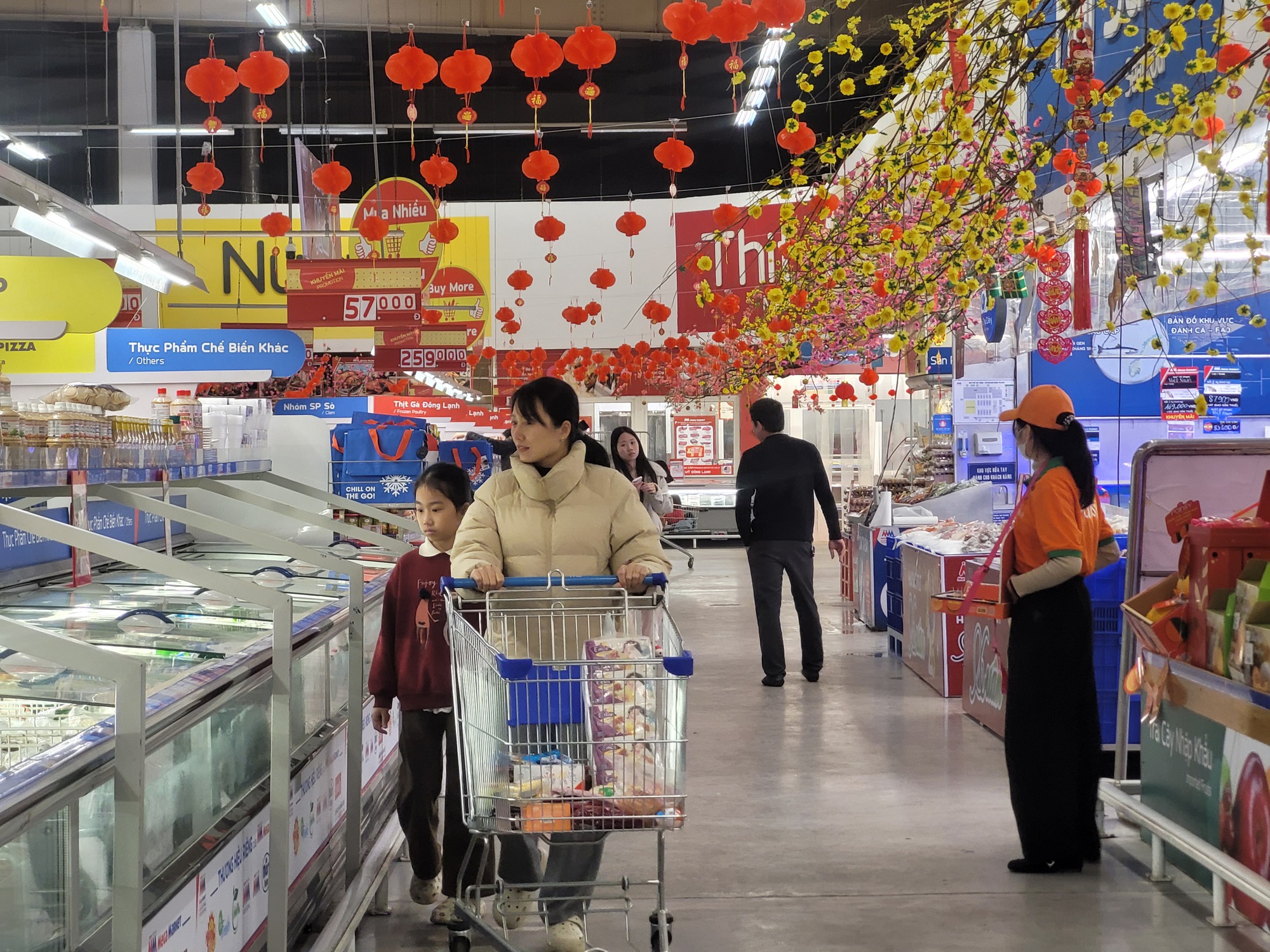 Khuyến mại si&ecirc;u thị tăng nhiệt dịp cận Tết , người ti&ecirc;u d&ugrave;ng h&agrave;o hứng mua sắm - Ảnh 10.