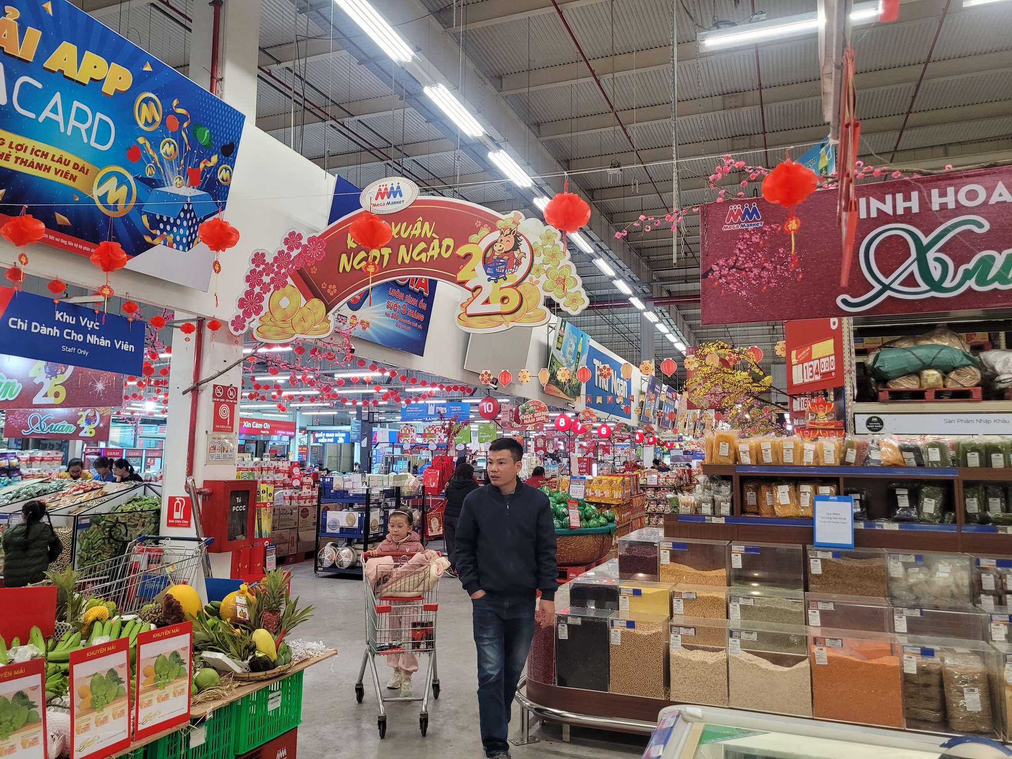 Khuyến mại si&ecirc;u thị tăng nhiệt dịp cận Tết , người ti&ecirc;u d&ugrave;ng h&agrave;o hứng mua sắm - Ảnh 9.