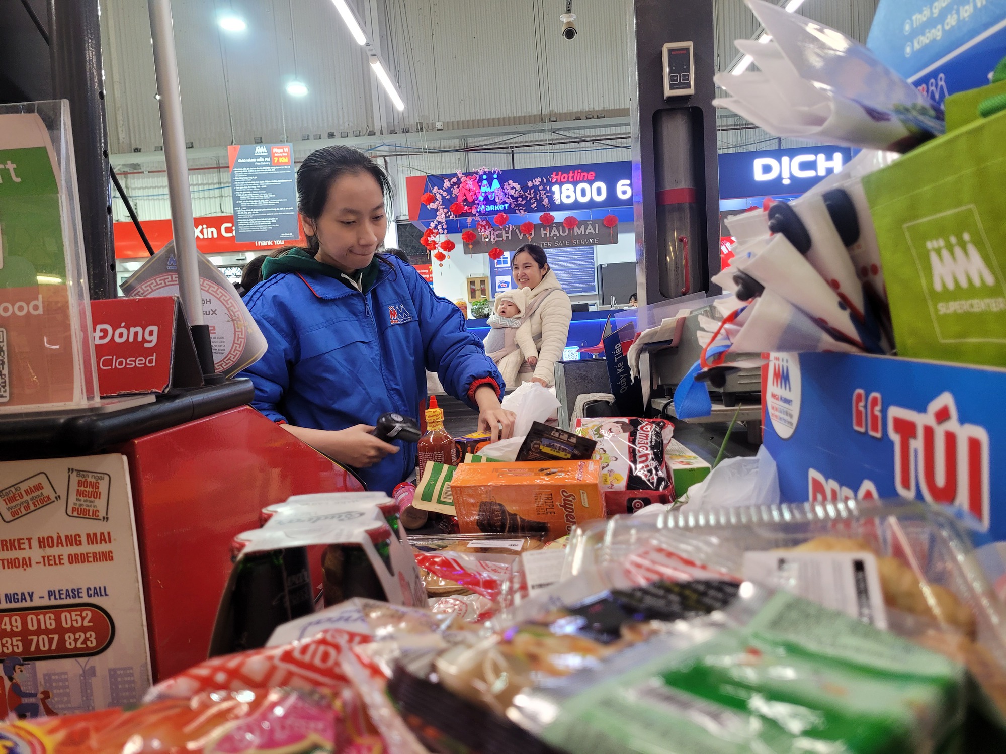 Khuyến mại si&ecirc;u thị tăng nhiệt dịp cận Tết , người ti&ecirc;u d&ugrave;ng h&agrave;o hứng mua sắm - Ảnh 14.