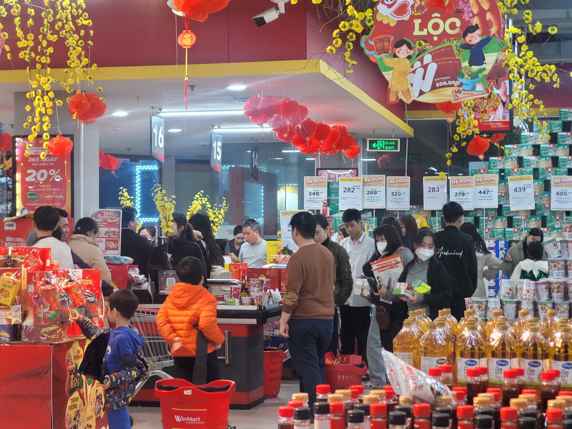 Khuyến mại si&ecirc;u thị tăng nhiệt dịp cận Tết , người ti&ecirc;u d&ugrave;ng h&agrave;o hứng mua sắm - Ảnh 8.