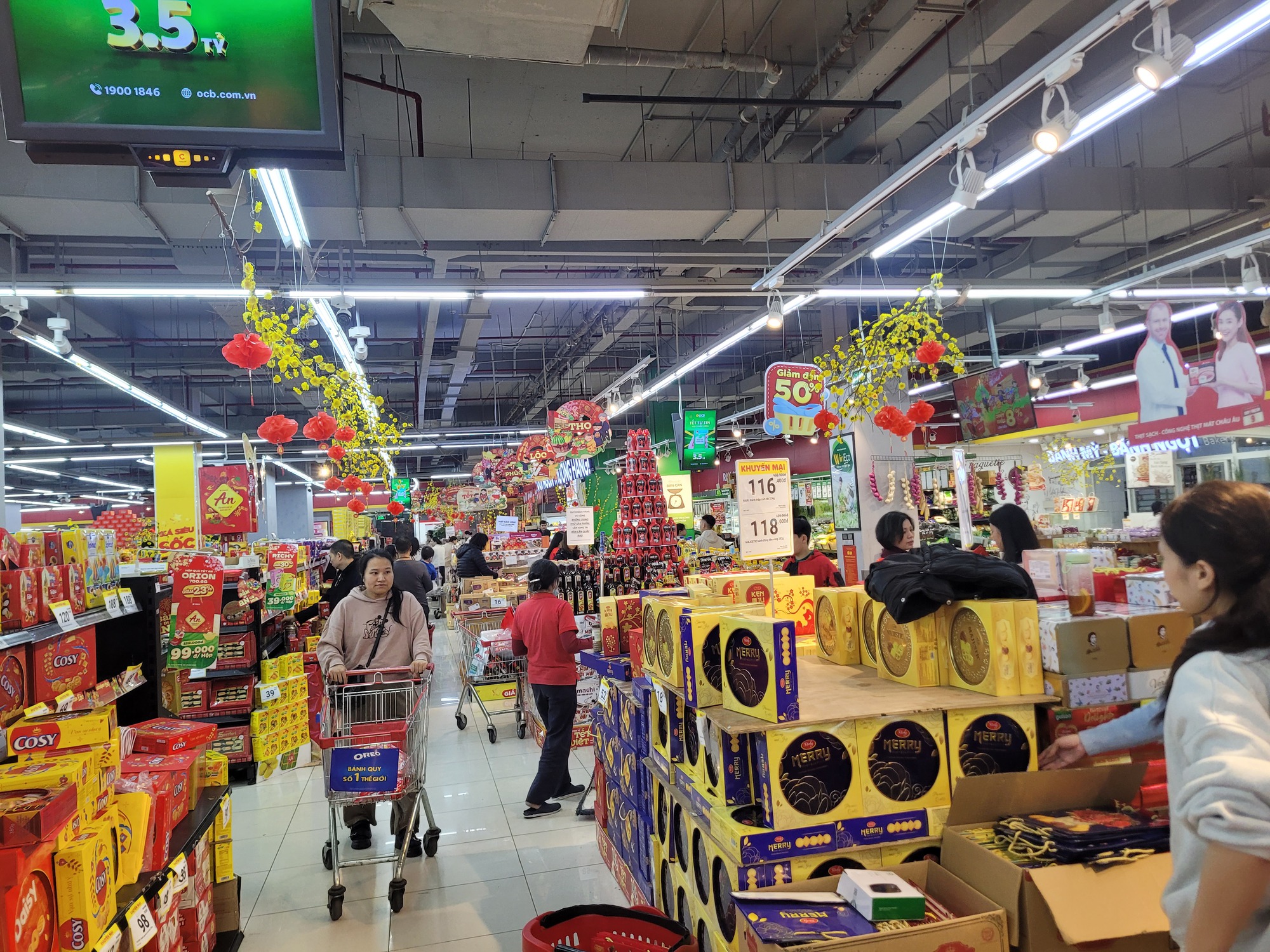 Khuyến mại si&ecirc;u thị tăng nhiệt dịp cận Tết , người ti&ecirc;u d&ugrave;ng h&agrave;o hứng mua sắm - Ảnh 5.