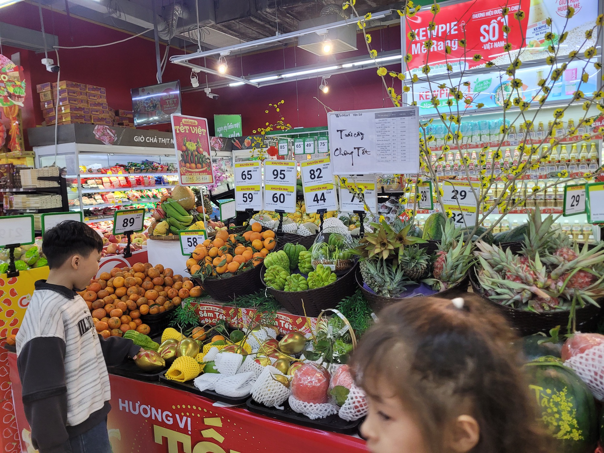 Khuyến mại si&ecirc;u thị tăng nhiệt dịp cận Tết , người ti&ecirc;u d&ugrave;ng h&agrave;o hứng mua sắm - Ảnh 6.