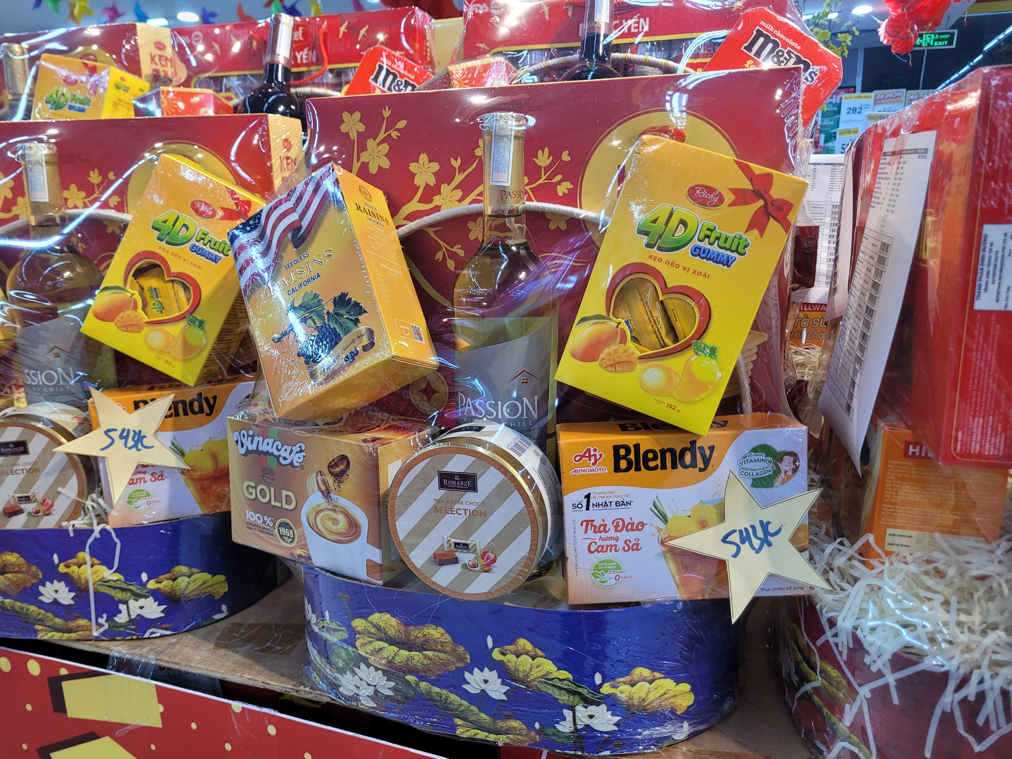 Khuyến mại si&ecirc;u thị tăng nhiệt dịp cận Tết , người ti&ecirc;u d&ugrave;ng h&agrave;o hứng mua sắm - Ảnh 13.