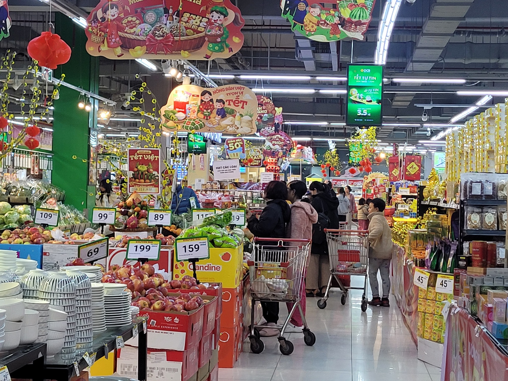 Khuyến mại si&ecirc;u thị tăng nhiệt dịp cận Tết , người ti&ecirc;u d&ugrave;ng h&agrave;o hứng mua sắm - Ảnh 4.