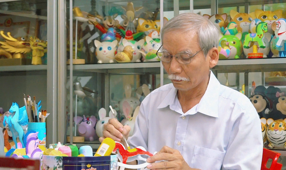 Cụ ông TP.HCM hồi sinh rác nhựa thành linh vật ngựa bình ngộ độc đáo