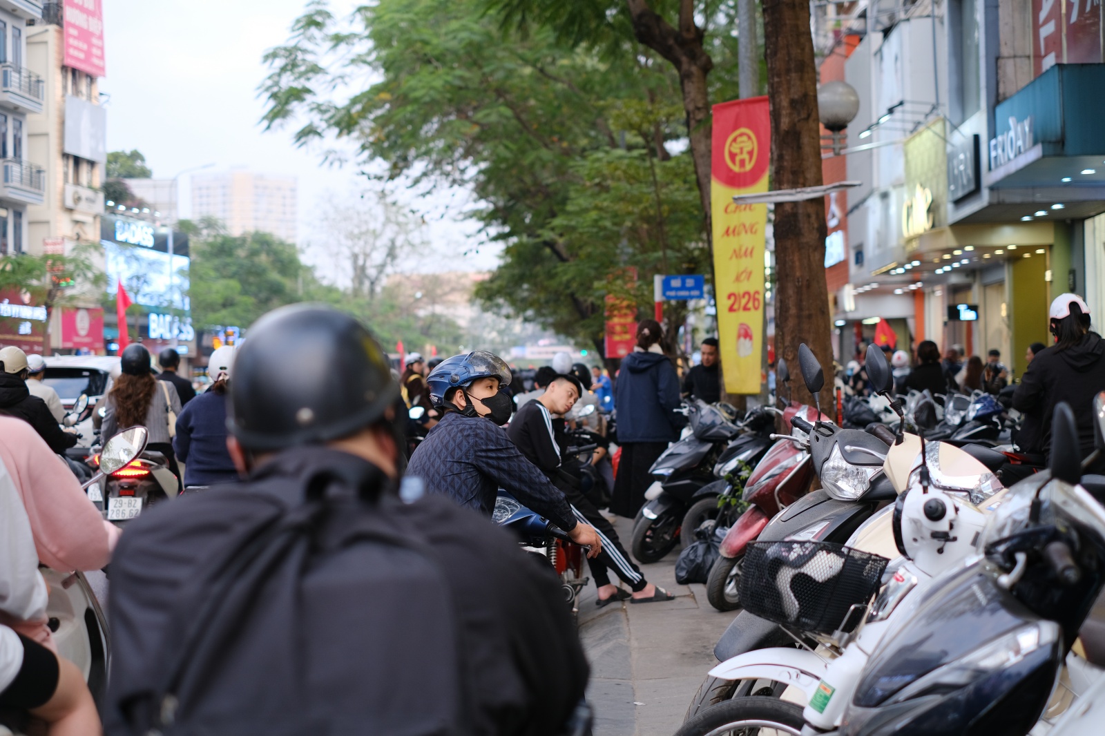 Cảnh tượng kh&oacute; tin tại nhiều cửa h&agrave;ng thời trang ở H&agrave; Nội l&uacute;c 23h đ&ecirc;m 26 Tết - Ảnh 2.