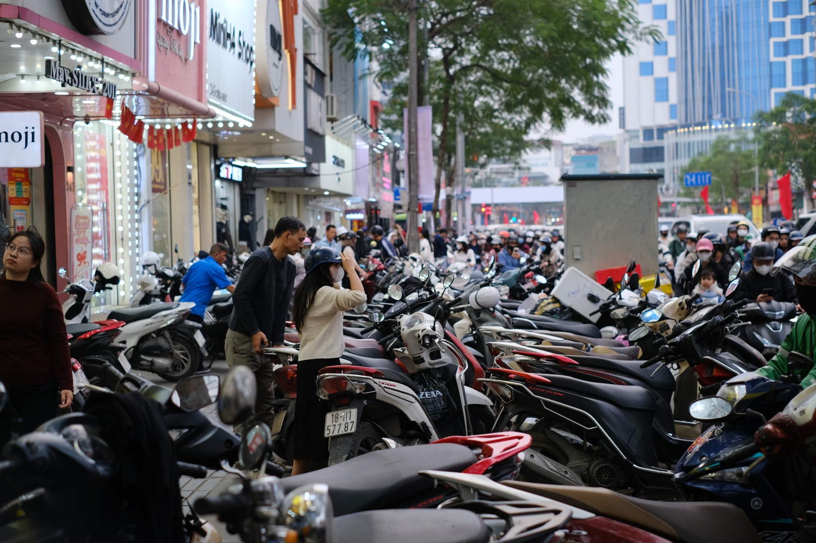 Cảnh tượng kh&oacute; tin tại nhiều cửa h&agrave;ng thời trang ở H&agrave; Nội l&uacute;c 23h đ&ecirc;m 26 Tết - Ảnh 1.