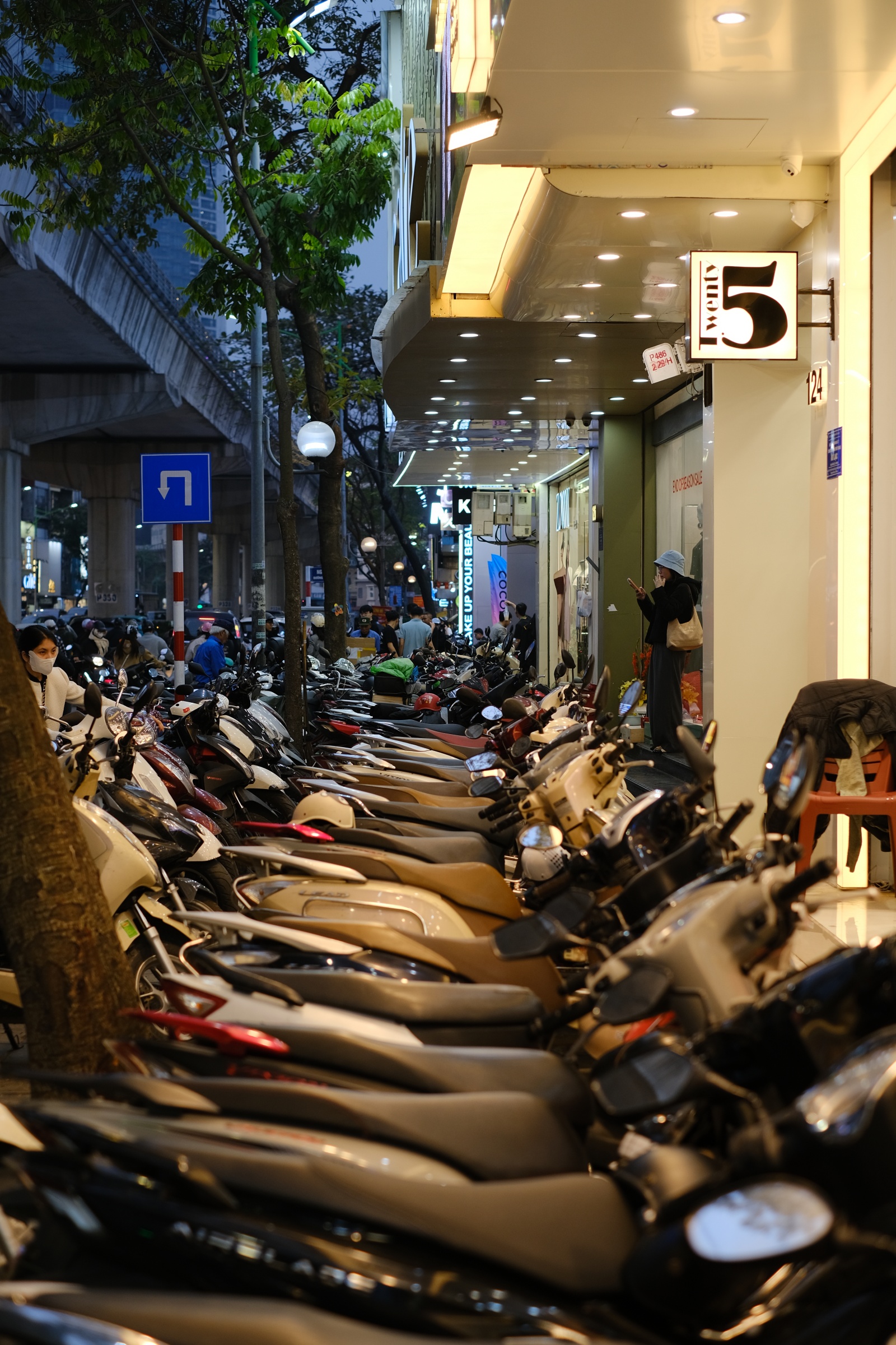 Cảnh tượng kh&oacute; tin tại nhiều cửa h&agrave;ng thời trang ở H&agrave; Nội l&uacute;c 23h đ&ecirc;m 26 Tết - Ảnh 3.