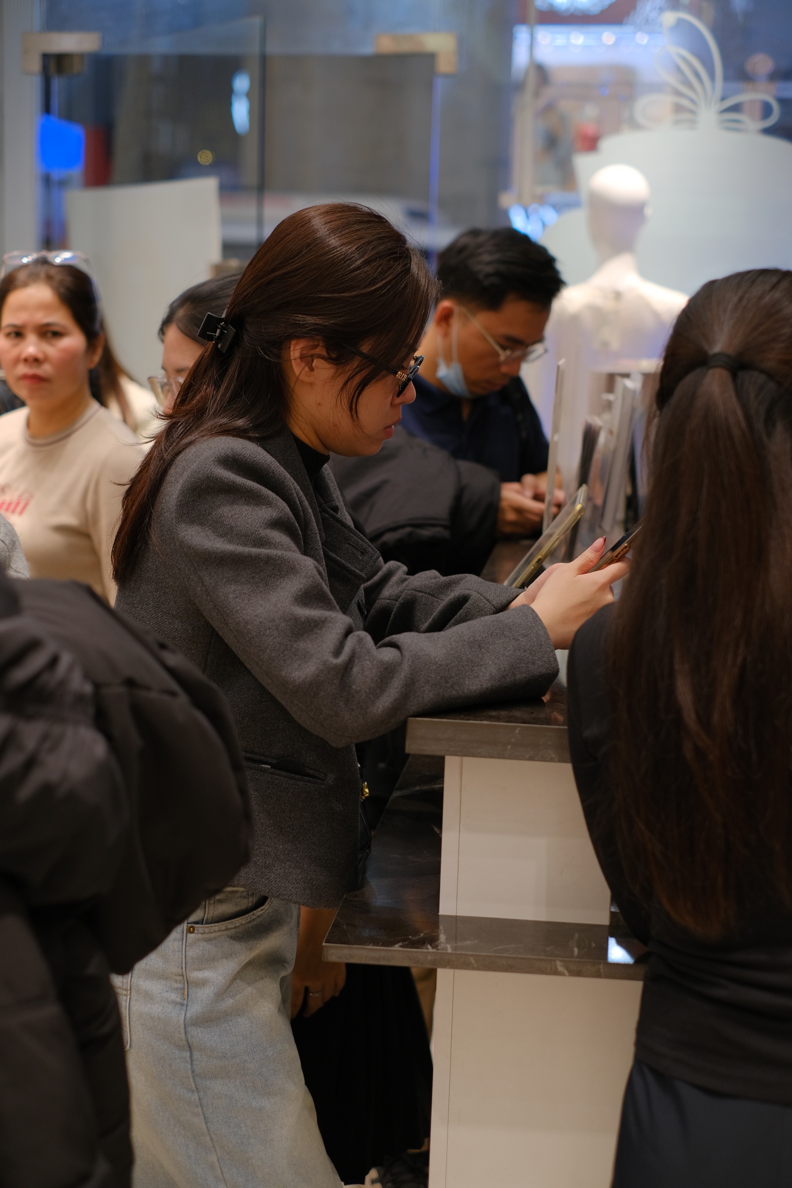 Cảnh tượng kh&oacute; tin tại nhiều cửa h&agrave;ng thời trang ở H&agrave; Nội l&uacute;c 23h đ&ecirc;m 26 Tết - Ảnh 4.