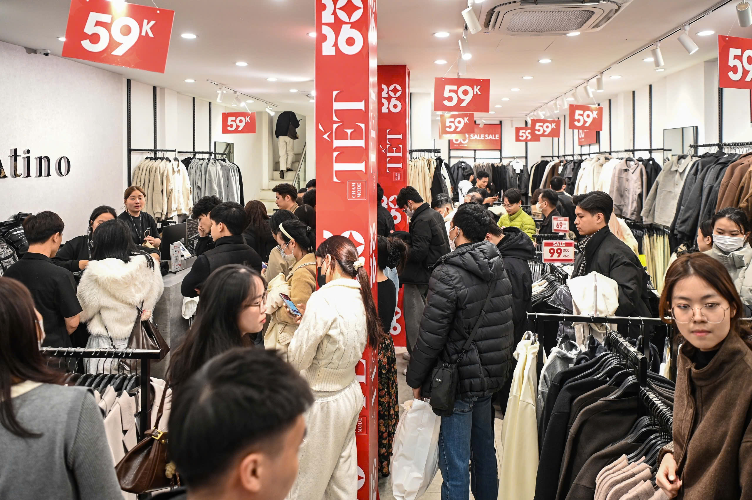 H&agrave; Nội: H&agrave;ng ngh&igrave;n người d&acirc;n chen nhau mua sắm ở cửa h&agrave;ng thời trang, mỹ phẩm - Ảnh 5.