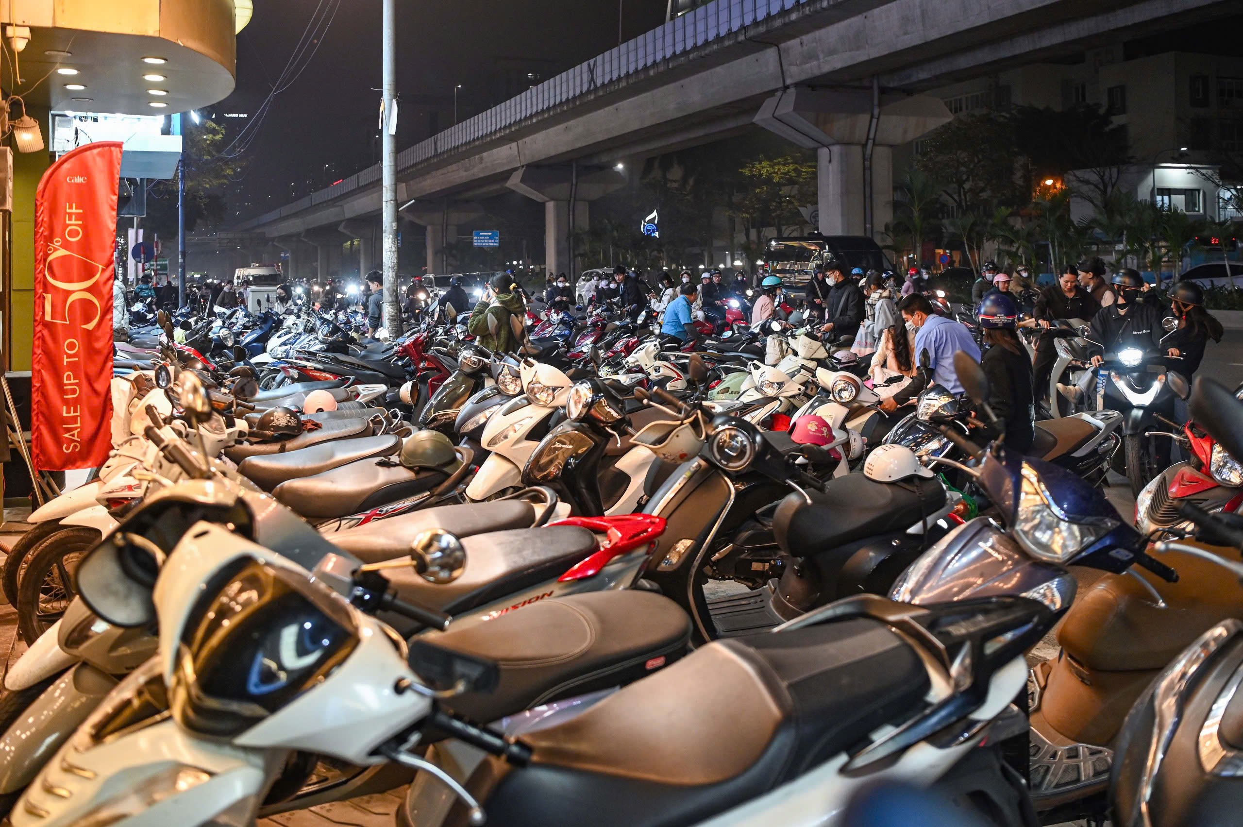 H&agrave; Nội: H&agrave;ng ngh&igrave;n người d&acirc;n chen nhau mua sắm ở cửa h&agrave;ng thời trang, mỹ phẩm - Ảnh 12.