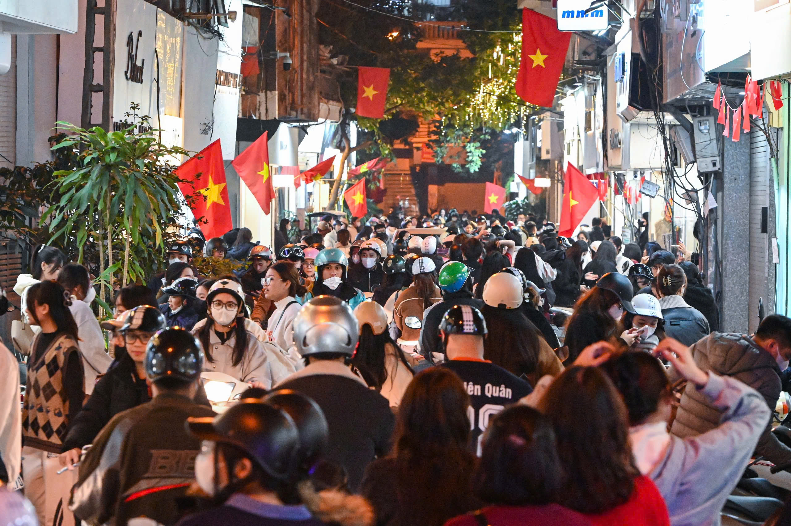 H&agrave; Nội: H&agrave;ng ngh&igrave;n người d&acirc;n chen nhau mua sắm ở cửa h&agrave;ng thời trang, mỹ phẩm - Ảnh 2.