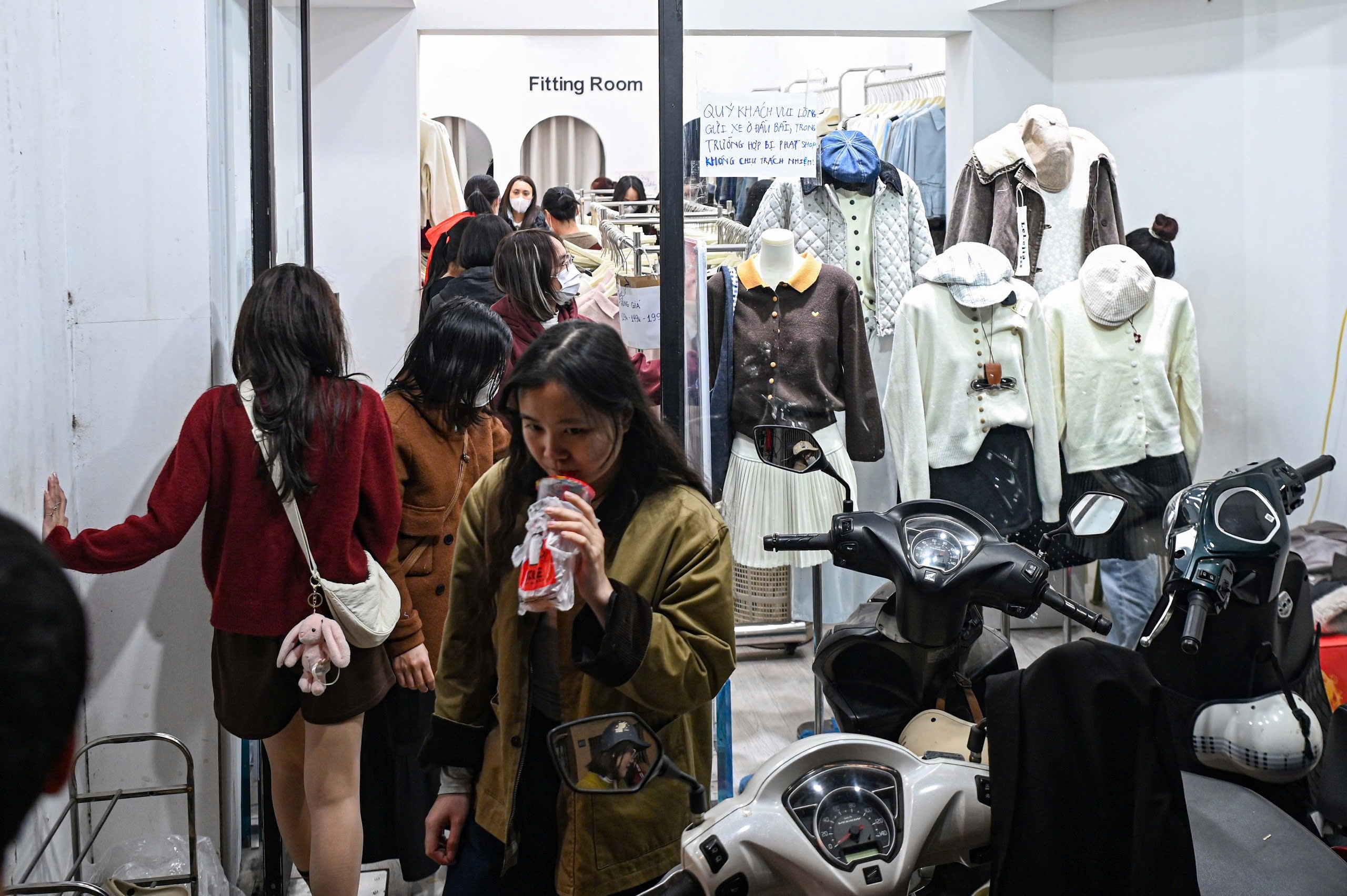 H&agrave; Nội: H&agrave;ng ngh&igrave;n người d&acirc;n chen nhau mua sắm ở cửa h&agrave;ng thời trang, mỹ phẩm - Ảnh 10.