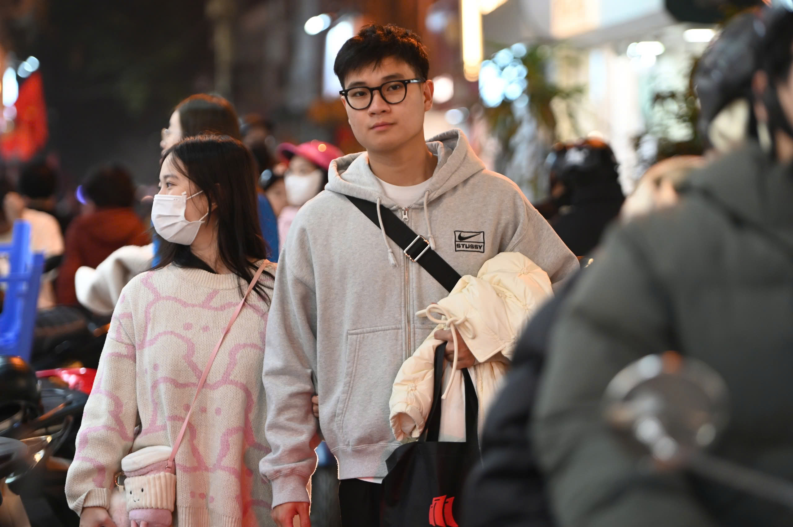 H&agrave; Nội: H&agrave;ng ngh&igrave;n người d&acirc;n chen nhau mua sắm ở cửa h&agrave;ng thời trang, mỹ phẩm - Ảnh 11.