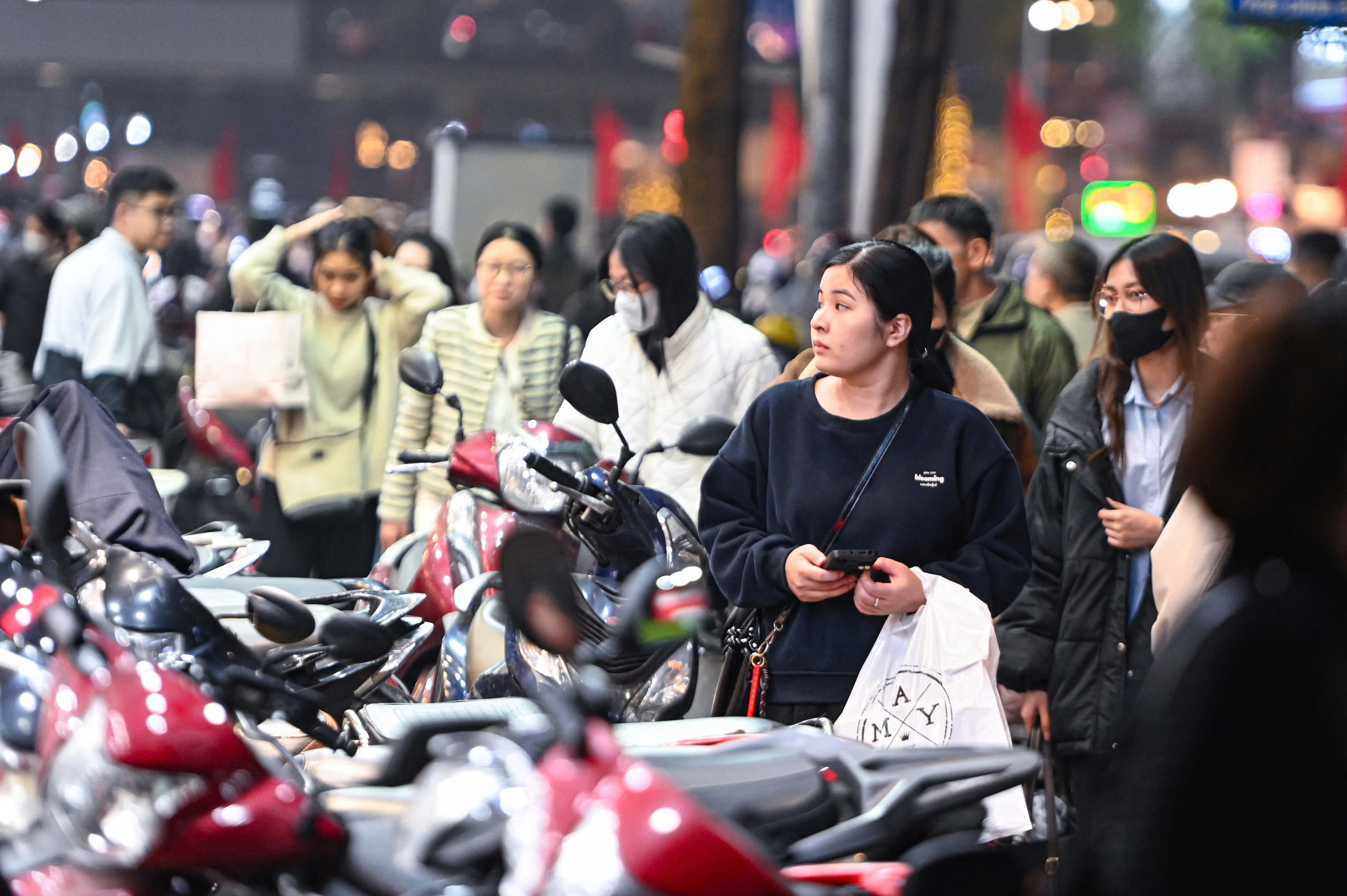 H&agrave; Nội: H&agrave;ng ngh&igrave;n người d&acirc;n chen nhau mua sắm ở cửa h&agrave;ng thời trang, mỹ phẩm - Ảnh 4.