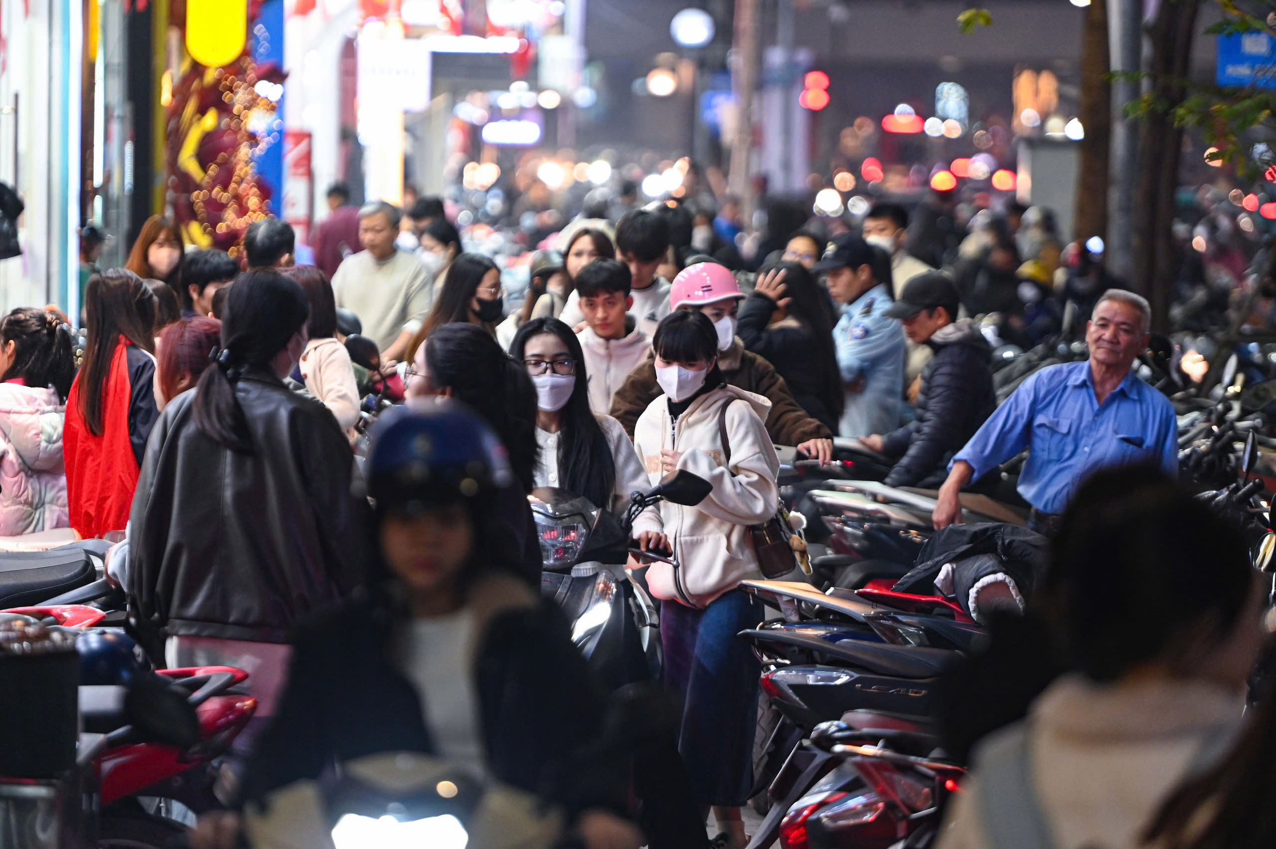 H&agrave; Nội: H&agrave;ng ngh&igrave;n người d&acirc;n chen nhau mua sắm ở cửa h&agrave;ng thời trang, mỹ phẩm - Ảnh 3.