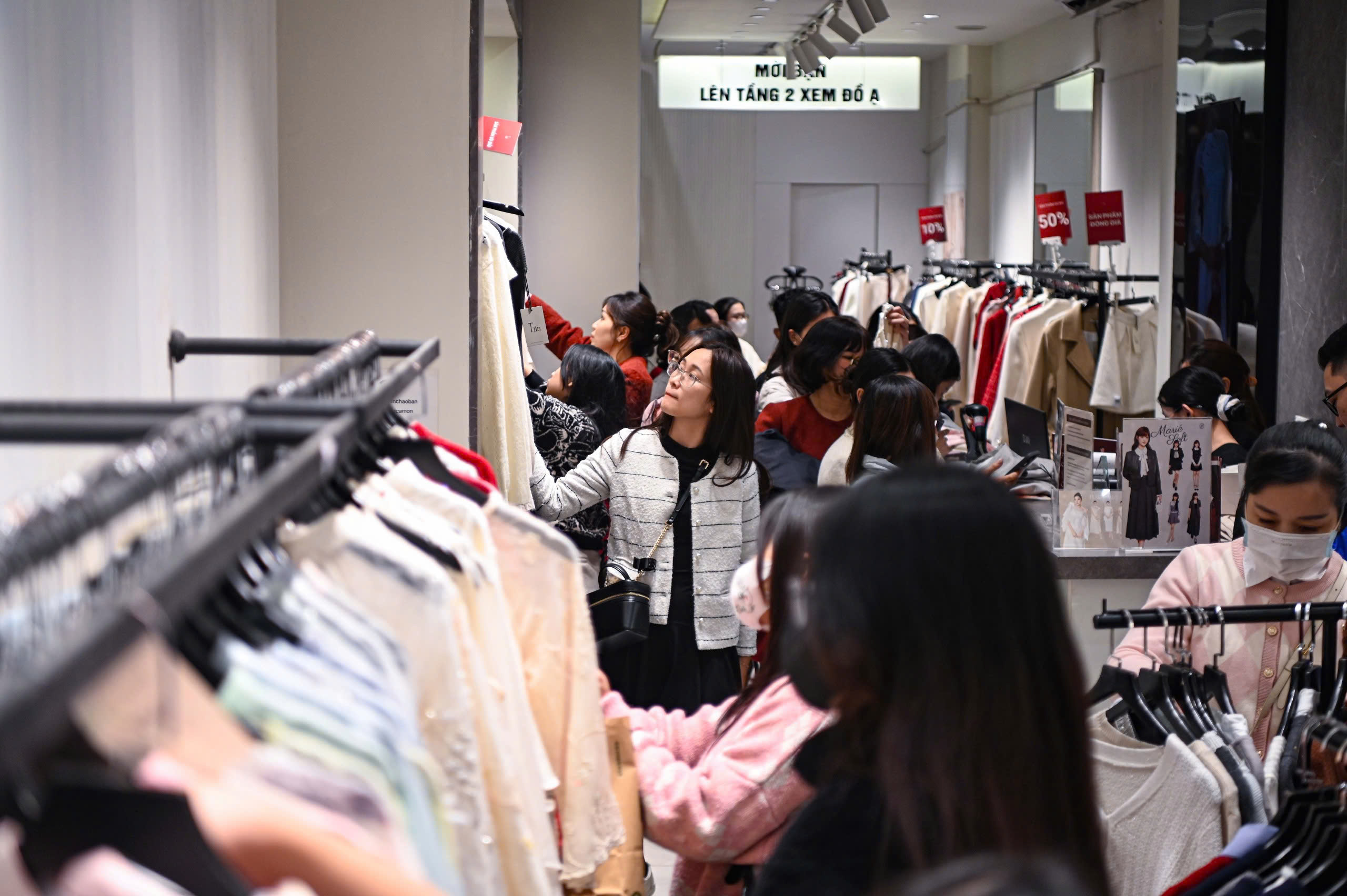 H&agrave; Nội: H&agrave;ng ngh&igrave;n người d&acirc;n chen nhau mua sắm ở cửa h&agrave;ng thời trang, mỹ phẩm - Ảnh 6.