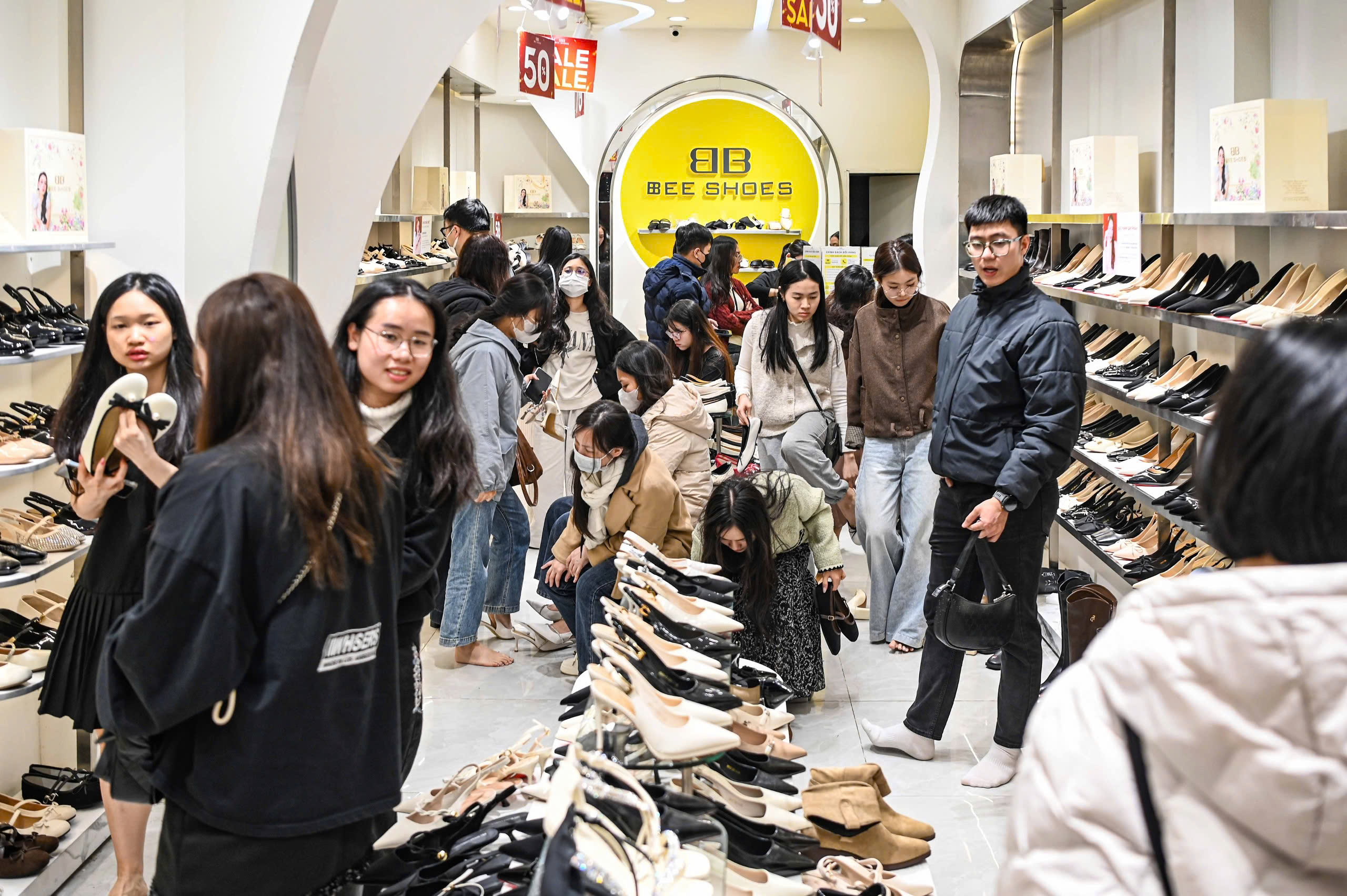 H&agrave; Nội: H&agrave;ng ngh&igrave;n người d&acirc;n chen nhau mua sắm ở cửa h&agrave;ng thời trang, mỹ phẩm - Ảnh 9.