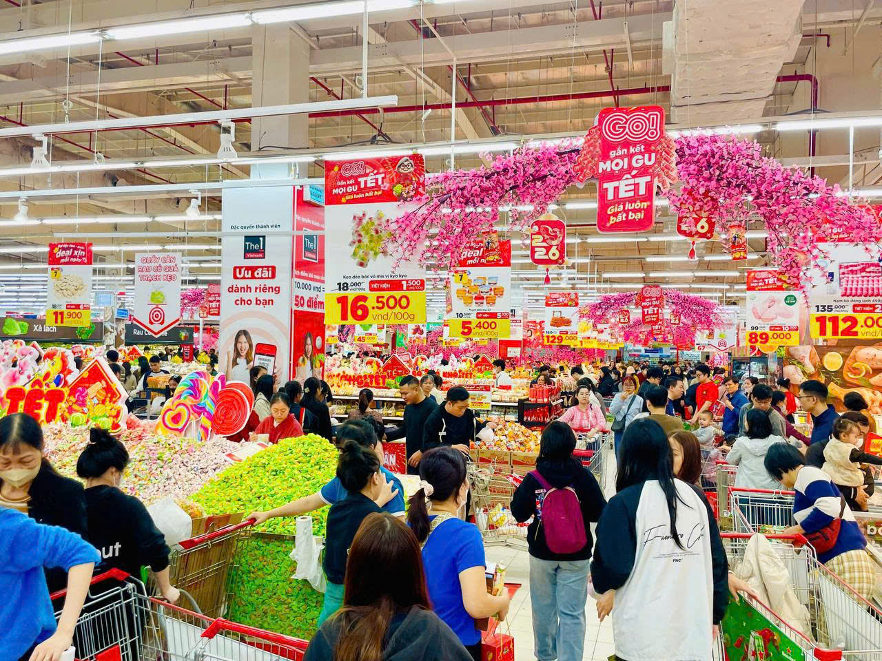 Khuyến mại si&ecirc;u thị tăng nhiệt dịp cận Tết , người ti&ecirc;u d&ugrave;ng h&agrave;o hứng mua sắm - Ảnh 1.