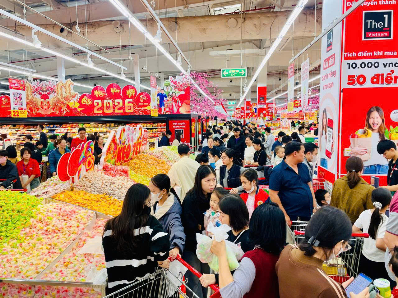 Khuyến mại si&ecirc;u thị tăng nhiệt dịp cận Tết , người ti&ecirc;u d&ugrave;ng h&agrave;o hứng mua sắm - Ảnh 2.