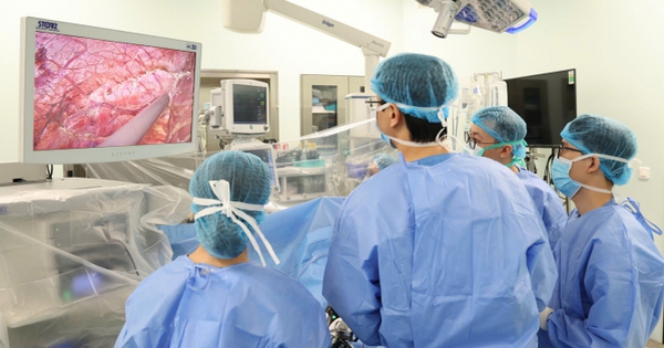 Nhiều y bác sĩ về quê đón Tết phải quay lại viện vì ca ghép gan khẩn