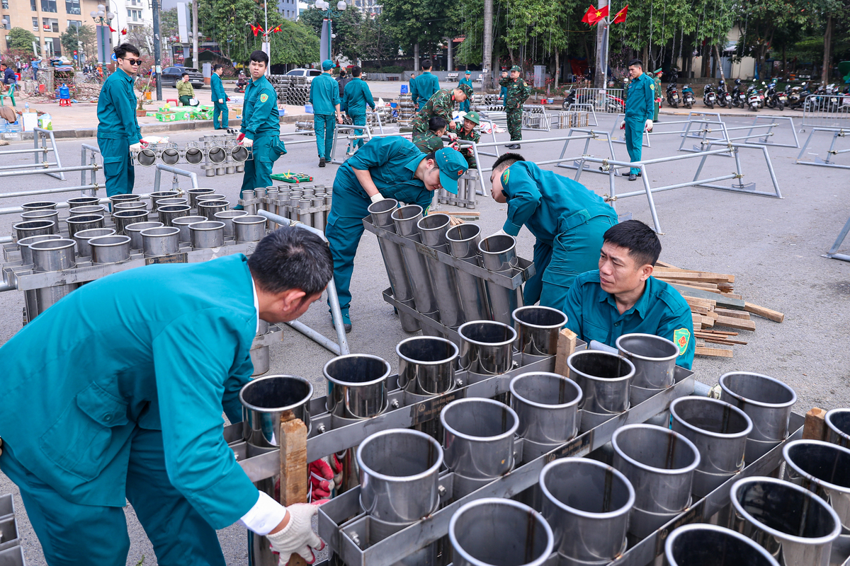 To&agrave;n cảnh trận địa ph&aacute;o hoa ở H&agrave; Nội ch&agrave;o mừng năm mới B&iacute;nh Ngọ 2026