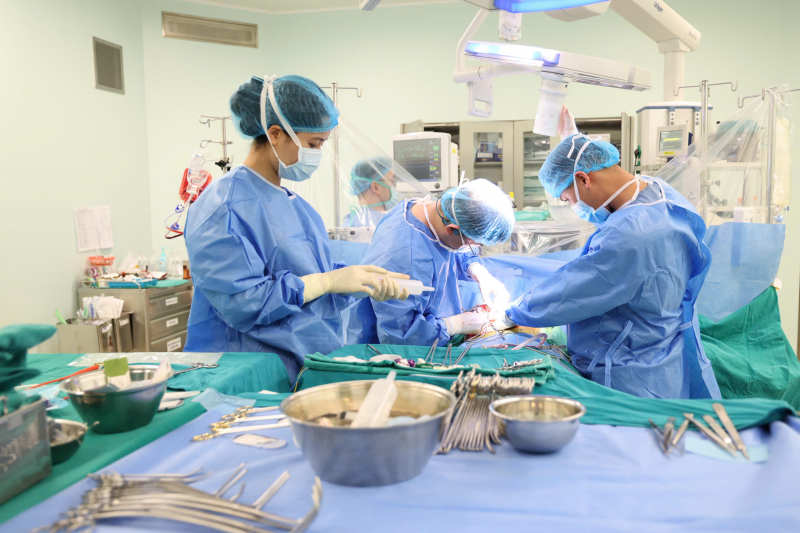 Đang về quê đón Tết, nhiều y, bác sĩ quay lại viện vì ca ghép gan - Ảnh 2. img
