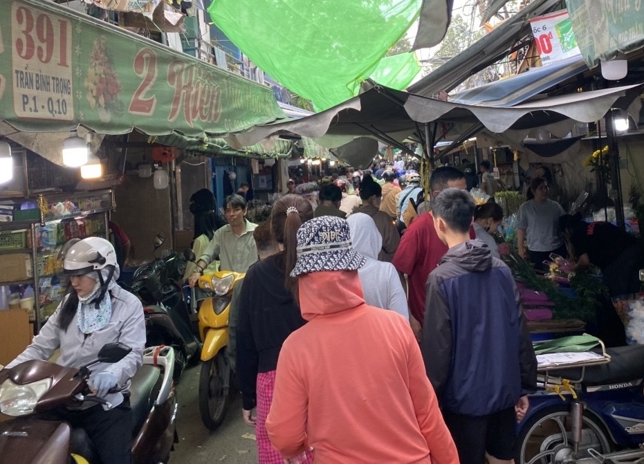 Chợ hoa lớn nhất TP Hồ Chí Minh đông nghịt người mua chiều 28 Tết - Ảnh 8. Chợ hoa lớn nhất TP Hồ Chí Minh đông nghịt người mua chiều 28 Tết - Ảnh 8.
