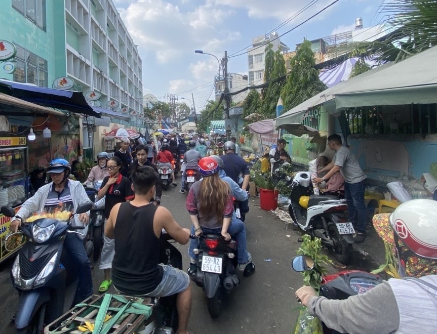 Chợ hoa lớn nhất TP Hồ Chí Minh đông nghịt người mua chiều 28 Tết - Ảnh 1. Chợ hoa lớn nhất TP Hồ Chí Minh đông nghịt người mua chiều 28 Tết - Ảnh 1.