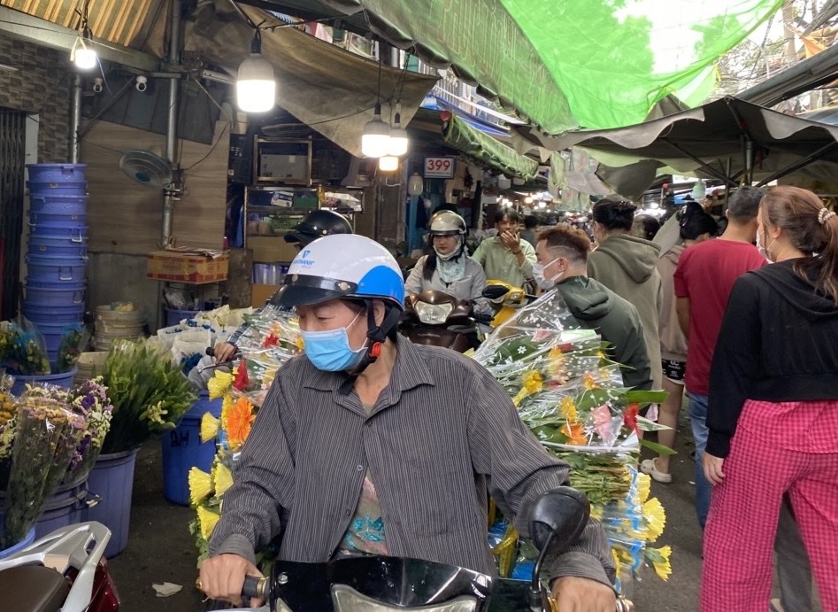 Chợ hoa lớn nhất TP Hồ Chí Minh đông nghịt người mua chiều 28 Tết - Ảnh 2. Chợ hoa lớn nhất TP Hồ Chí Minh đông nghịt người mua chiều 28 Tết - Ảnh 2.