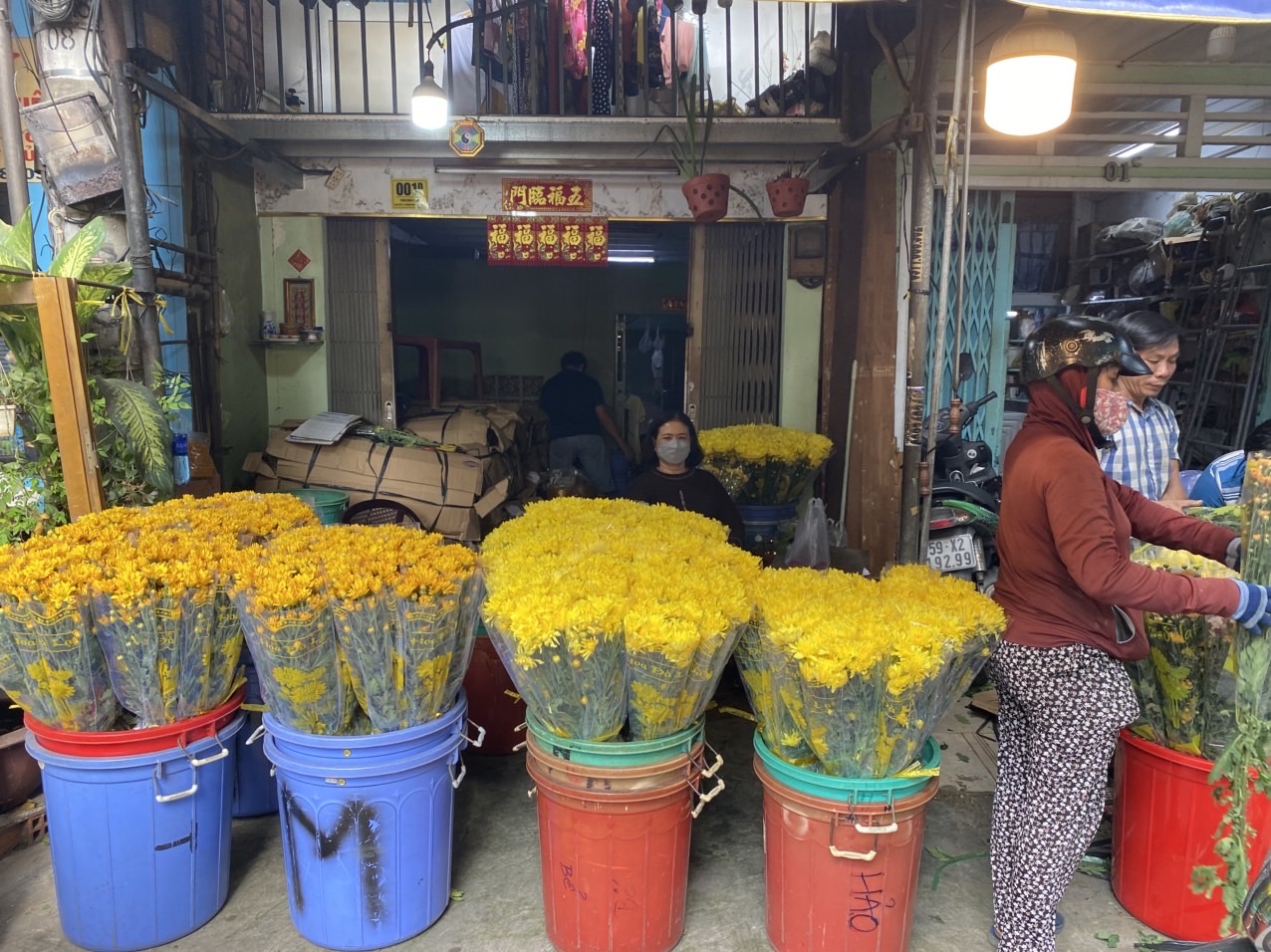 Chợ hoa lớn nhất TP Hồ Chí Minh đông nghịt người mua chiều 28 Tết - Ảnh 3. Chợ hoa lớn nhất TP Hồ Chí Minh đông nghịt người mua chiều 28 Tết - Ảnh 3.