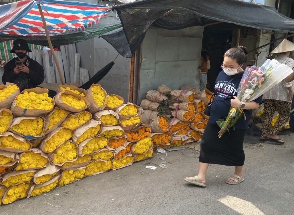 Chợ hoa lớn nhất TP Hồ Chí Minh đông nghịt người mua chiều 28 Tết - Ảnh 4. Chợ hoa lớn nhất TP Hồ Chí Minh đông nghịt người mua chiều 28 Tết - Ảnh 4.