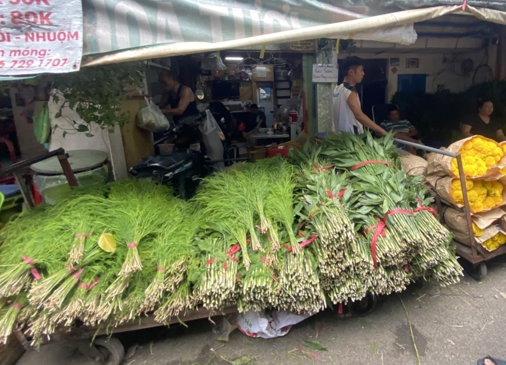 Chợ hoa lớn nhất TP Hồ Chí Minh đông nghịt người mua chiều 28 Tết - Ảnh 7. Chợ hoa lớn nhất TP Hồ Chí Minh đông nghịt người mua chiều 28 Tết - Ảnh 7.