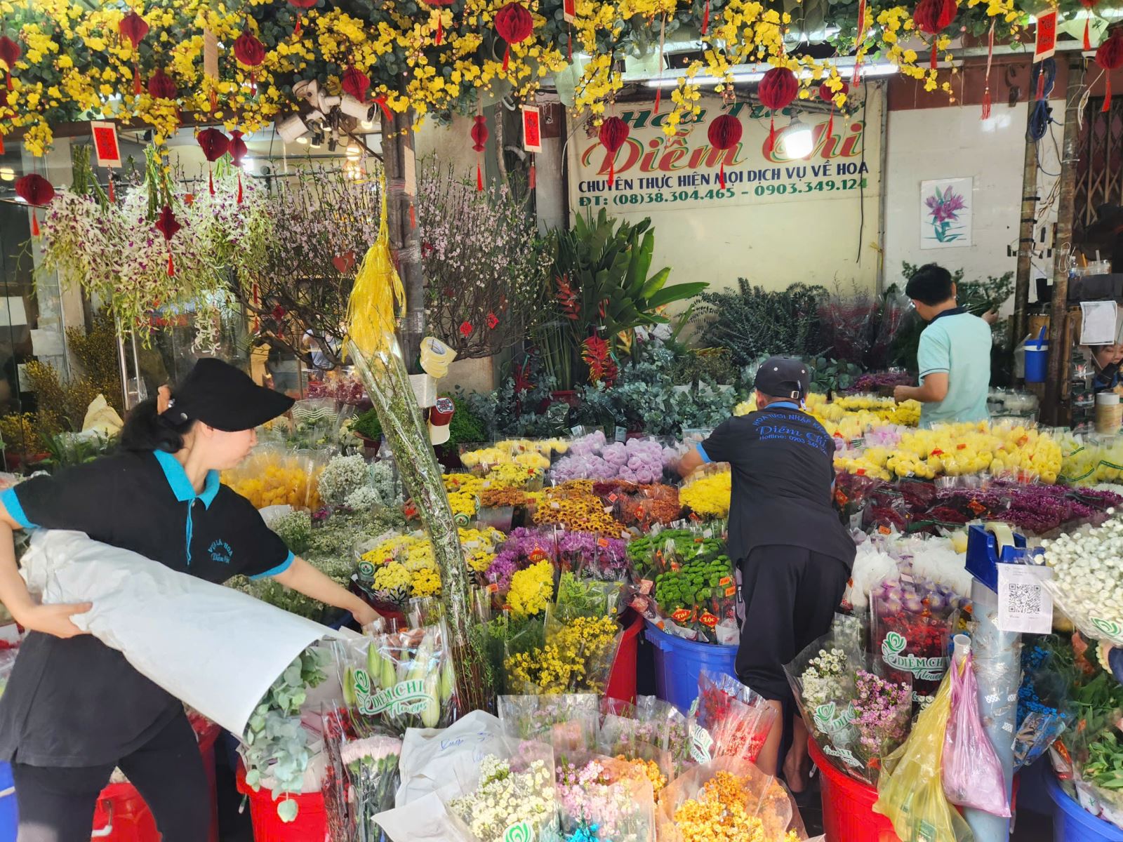 Chợ hoa lớn nhất TP Hồ Chí Minh đông nghịt người mua chiều 28 Tết - Ảnh 5. Chợ hoa lớn nhất TP Hồ Chí Minh đông nghịt người mua chiều 28 Tết - Ảnh 5.