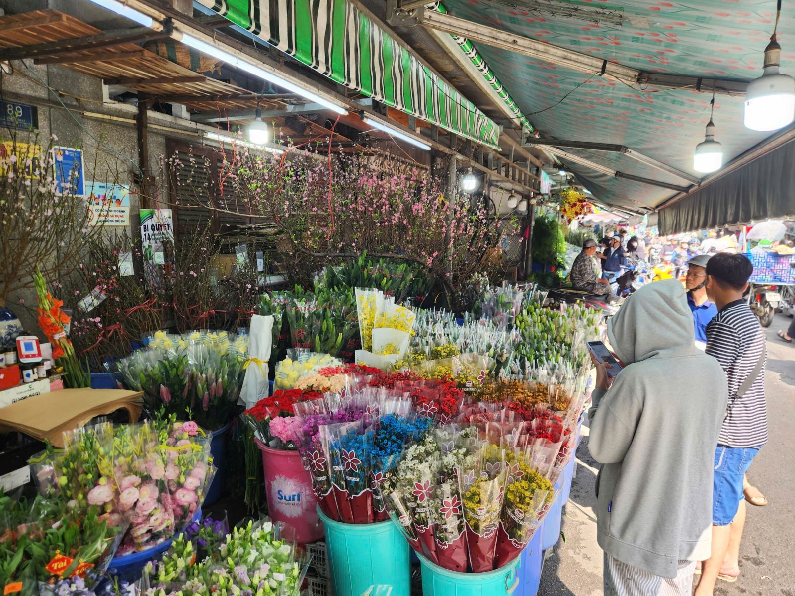 Chợ hoa lớn nhất TP Hồ Chí Minh đông nghịt người mua chiều 28 Tết - Ảnh 10. Chợ hoa lớn nhất TP Hồ Chí Minh đông nghịt người mua chiều 28 Tết - Ảnh 10.