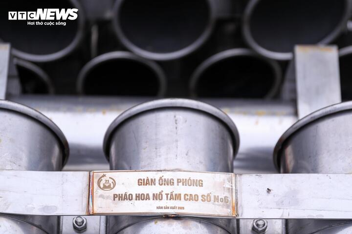 To&agrave;n cảnh trận địa ph&aacute;o hoa ở H&agrave; Nội ch&agrave;o mừng năm mới B&iacute;nh Ngọ 2026 - Ảnh 15.