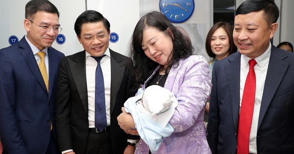 Bộ trưởng Y tế Đào Hồng Lan thăm động viên y bác sĩ trực Tết, chúc mừng công dân nhí chào đời đêm giao thừa