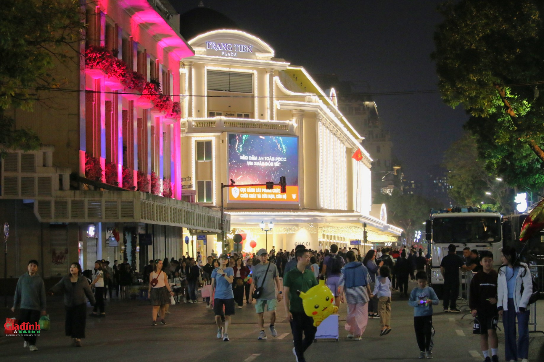 Hà Nội rực rỡ pháo hoa chào đón năm mới Bính Ngọ 2026 - Ảnh 1. Hà Nội rực rỡ pháo hoa chào đón năm mới Bính Ngọ 2026 - Ảnh 1.