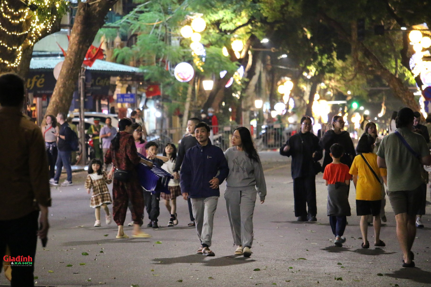 Rạng rỡ nụ cười đêm Giao thừa: Người dân Thủ đô thích thú lưu lại khoảnh khắc pháo hoa chào năm mới - Ảnh 2. Rạng rỡ nụ cười đêm Giao thừa: Người dân Thủ đô thích thú lưu lại khoảnh khắc pháo hoa chào năm mới - Ảnh 2.