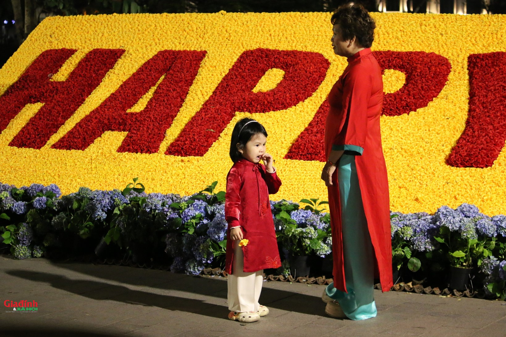 Rạng rỡ nụ cười đêm Giao thừa: Người dân Thủ đô thích thú lưu lại khoảnh khắc pháo hoa chào năm mới - Ảnh 3. Rạng rỡ nụ cười đêm Giao thừa: Người dân Thủ đô thích thú lưu lại khoảnh khắc pháo hoa chào năm mới - Ảnh 3.