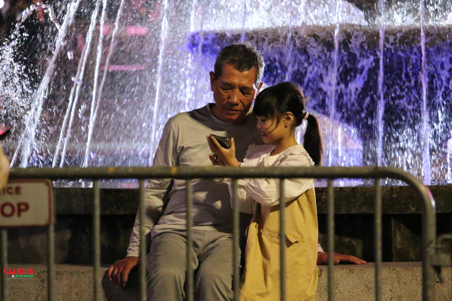 Rạng rỡ nụ cười đêm Giao thừa: Người dân Thủ đô thích thú lưu lại khoảnh khắc pháo hoa chào năm mới - Ảnh 4. Rạng rỡ nụ cười đêm Giao thừa: Người dân Thủ đô thích thú lưu lại khoảnh khắc pháo hoa chào năm mới - Ảnh 4.