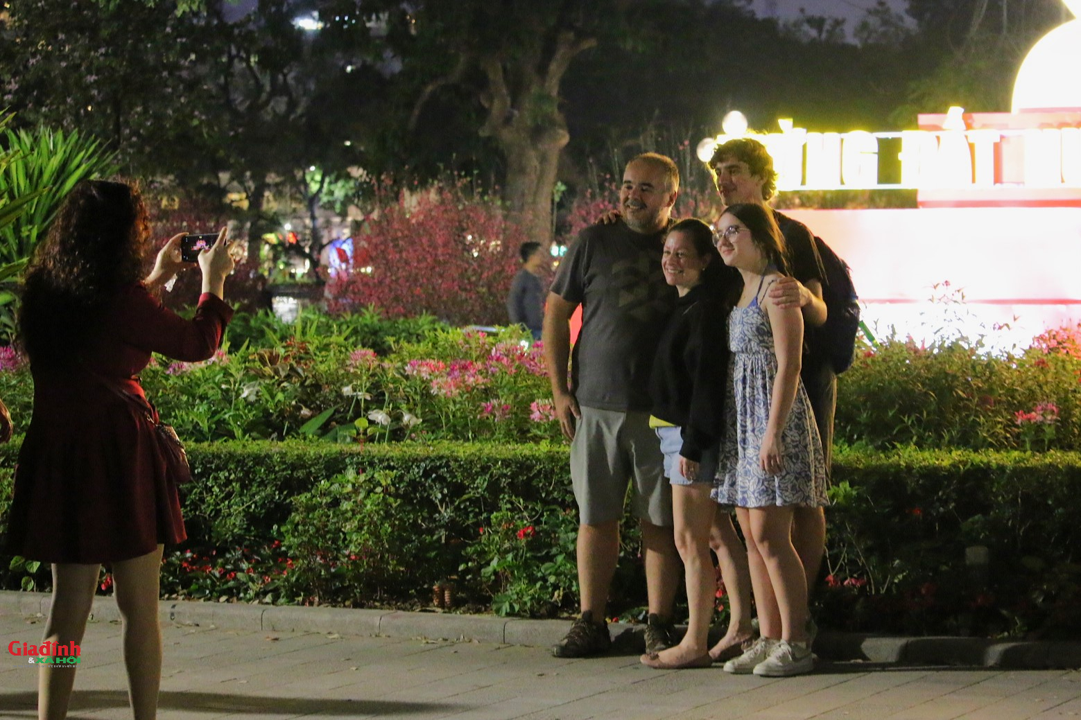 Rạng rỡ nụ cười đêm Giao thừa: Người dân Thủ đô thích thú lưu lại khoảnh khắc pháo hoa chào năm mới - Ảnh 6. Rạng rỡ nụ cười đêm Giao thừa: Người dân Thủ đô thích thú lưu lại khoảnh khắc pháo hoa chào năm mới - Ảnh 6.