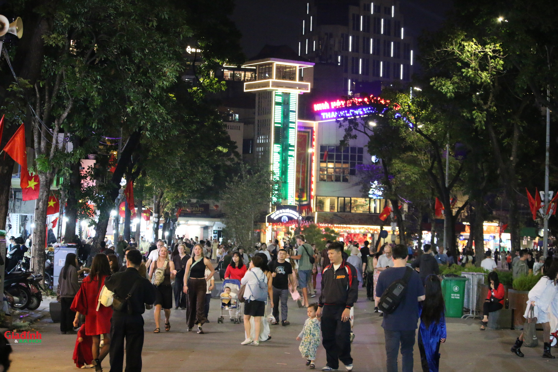 Rạng rỡ nụ cười đêm Giao thừa: Người dân Thủ đô thích thú lưu lại khoảnh khắc pháo hoa chào năm mới - Ảnh 7. Rạng rỡ nụ cười đêm Giao thừa: Người dân Thủ đô thích thú lưu lại khoảnh khắc pháo hoa chào năm mới - Ảnh 7.