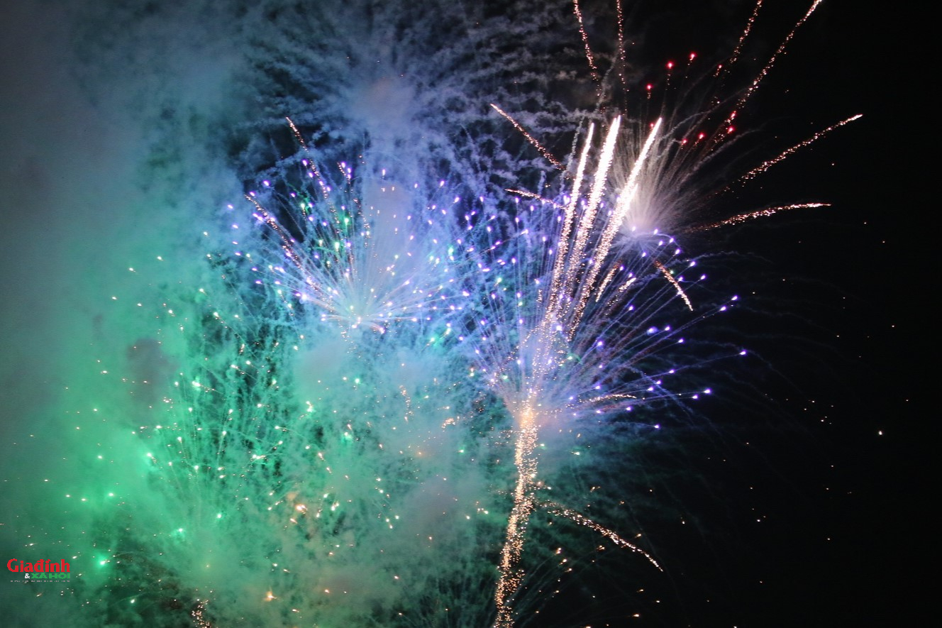 Hà Nội rực rỡ pháo hoa, hàng ngàn người dân Thủ đô náo nức chào đón năm mới Bính Ngọ 2026 - Ảnh 8. Hà Nội rực rỡ pháo hoa, hàng ngàn người dân Thủ đô náo nức chào đón năm mới Bính Ngọ 2026 - Ảnh 8.