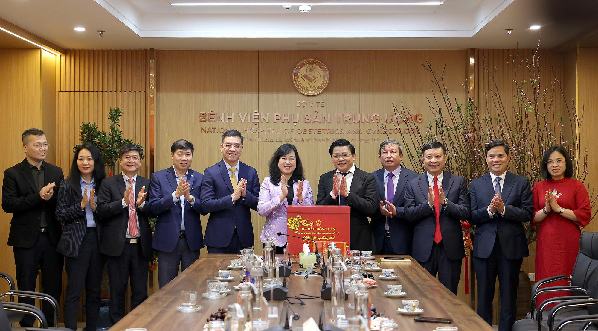 Bộ trưởng Bộ Y tế Đ&agrave;o Hồng Lan thăm, động vi&ecirc;n y b&aacute;c sĩ trực Tết, ch&uacute;c mừng c&ocirc;ng d&acirc;n nh&iacute; ch&agrave;o đời đ&ecirc;m Giao thừa- Ảnh 3.